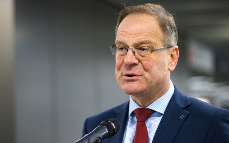 Navracsics Tibor szerint a kormány ott áll az önkormányzatok mögött