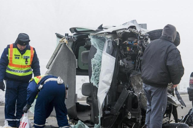 Kisbusz és személyautó ütközött, három halott
