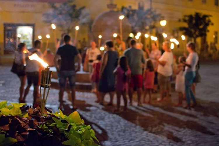 Titkos túra – fáklyás esti városnézések és fényfestés a Nemzeti Emlékhelyen