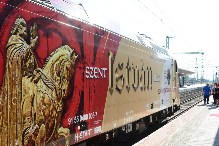 Erdélytől Bécsig hirdeti Szent István városát a mozdony